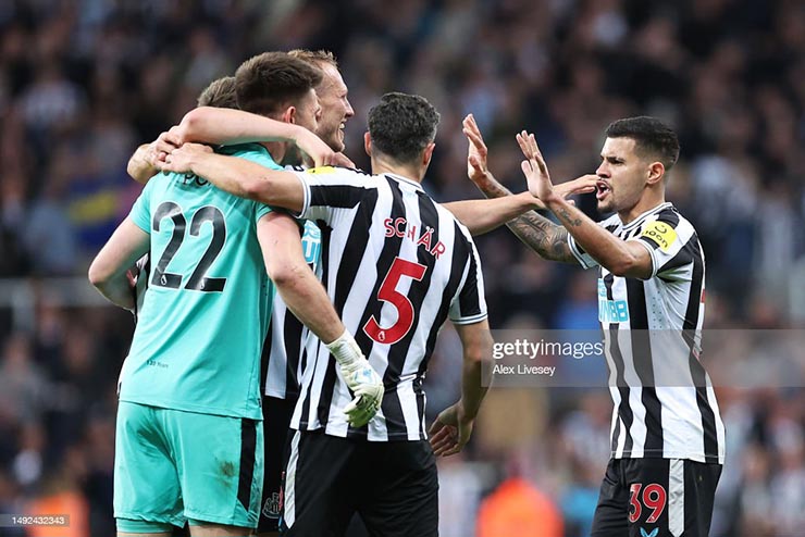 Newcastle đã có 70 điểm sau trận hòa này, từ đó nới rộng cách biệt với đội xếp thứ 5 là Liverpool lên thành 4 điểm. Ngoại hạng Anh chỉ còn 1 vòng đấu nữa nên Liverpool hết cửa bám đuổi "Chích chòe".
