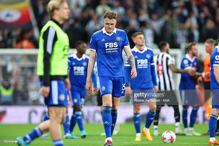 Leicester đang nắm trong tay 31 điểm, kém đội xếp thứ 17 là Everton 2 điểm. Với tình hình như vậy, Leicester phải thắng ở vòng đấu cuối và mong Everton thất trận thì mới trụ hạng thành công.