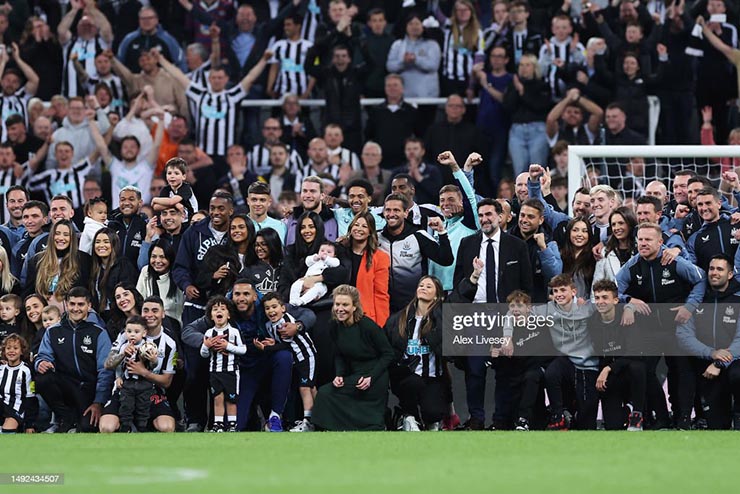 Gia đình của các cầu thủ cũng như ban huấn luyện Newcastle xuống sân cùng chụp ảnh lưu niệm. Họ biết rằng sẽ không có nhiều thời điểm được chứng kiến khoảnh khắc lịch sử như này. 