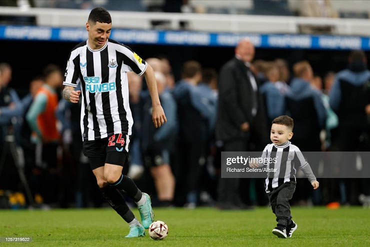 Almiron, cầu thủ thi đấu rất hay ở trận này vui đùa cùng con trai của mình.