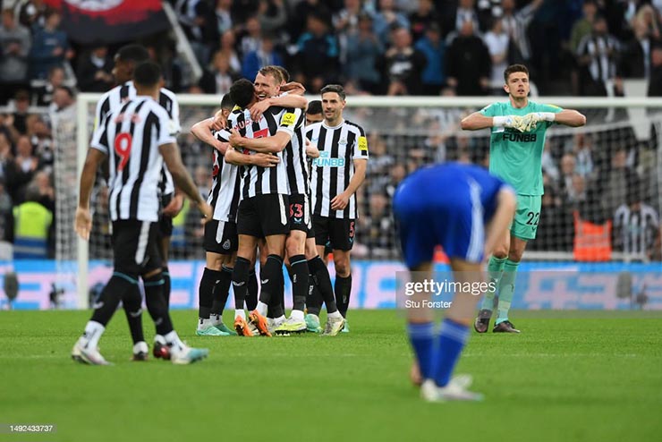 Các cầu thủ Newcastle không giấu nổi sự hạnh phúc sau khi hoàn thành mục tiêu đoạt vé vào top 4. "Chích chòe" đã chờ khoảnh khắc này trong suốt 20 năm dài đằng đẵng. 
