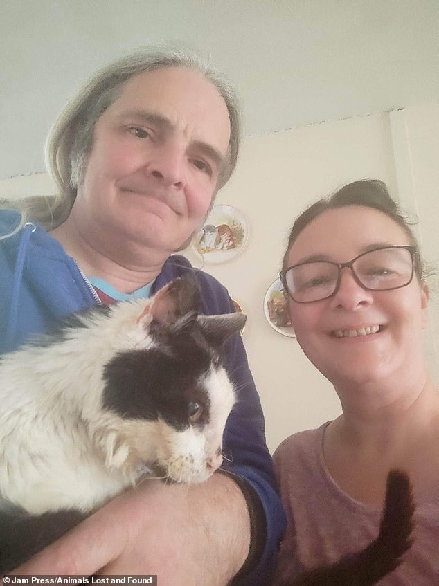 Alison và Dean Lyng hạnh phúc khi được đoàn tụ với chú mèo đen trắng Kizzy của mình 