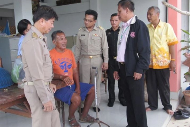 Khi hết tiền, ông Suthiluck sống lang thang khắp nơi, dựa vào tiền đi xin. Bệnh tật kéo đến càng khiến ông kiệt quệ khi mắc tai biến mạch máu não, tiểu đường, huyết áp cao, nghiện rượu.
