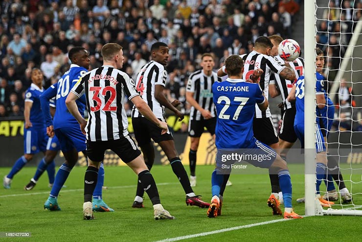 Newcastle tỏ ra quá mạnh so với Leicester, khi họ áp đảo đối thủ trong phần lớn thời gian trận đấu. Leicester cả trận chỉ sút&nbsp;đúng 1 lần, trong khi "Chích chòe" có&nbsp;tới&nbsp;23 lần dứt điểm.