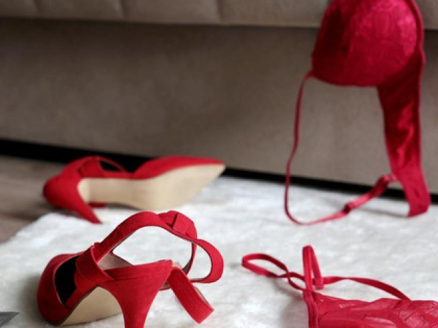 Bạn trẻ - Cuộc sống - Mang quần áo đi giặt phát hiện "dấu vết" ngoại tình của vợ