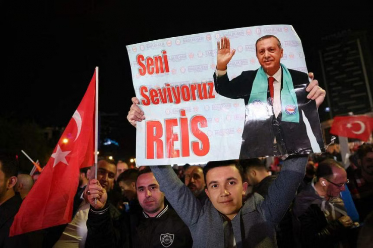Những người ủng hộ Tổng thống Thổ Nhĩ Kỳ Recep Erdogan tụ tập bên ngoài trụ sở đảng AKP cầm quyền của ông sau khi các điểm bỏ phiếu đóng cửa ở Ankara ngày 15/5. Ảnh: Straits Times