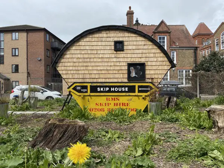 Đây là một căn nhà nhỏ khá đẹp của chàng trai 28 tuổi&nbsp;Harrison ở London, Anh. Sẽ không có gì đáng nói nếu căn nhà này được xây dựng trên một thùng rác.
