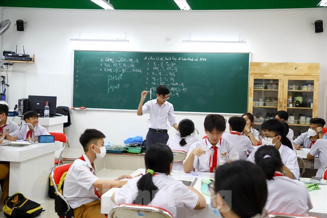 Học sinh lớp 9 đang vào giai đoạn căng thẳng ôn thi khi ngày học ở trường, tối “cày” trung tâm Ảnh: Nguyễn Dũng