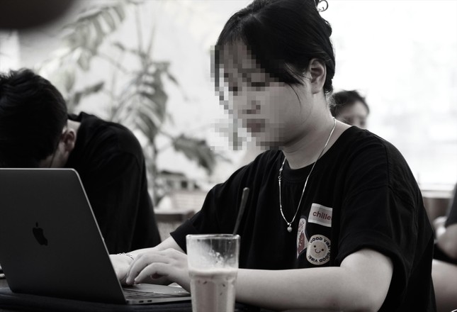 Bạn trẻ dễ dàng bị tấn công bởi tập thể ẩn danh trên mạng ảo. Ảnh: Châu Linh