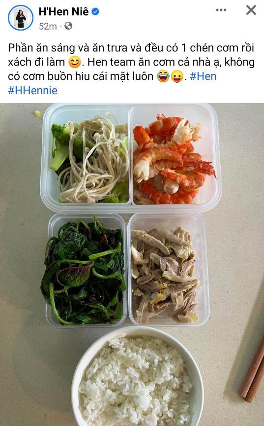 Thực đơn Hhen Nie chia sẻ trên trang cá nhân hôm 20/5. Các món ăn giàu đạm, giàu chất xơ, được chế biến chỉ hấp hoặc luộc.