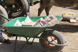 Kinh doanh - Nơi đẩy xe cút kít chở tiền ra phố, người dân tiêu tiền theo kg như đại gia