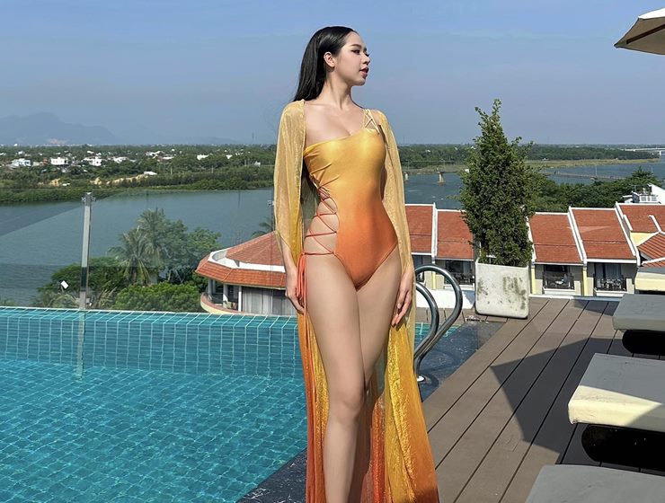 Vì có tỷ lệ thân hình lưng ngắn, chân dài nên hình ảnh của cô luôn tạo viral trên mạng xã hội&nbsp;khi mặc quần/váy ngắn hay đồ bơi.&nbsp;
