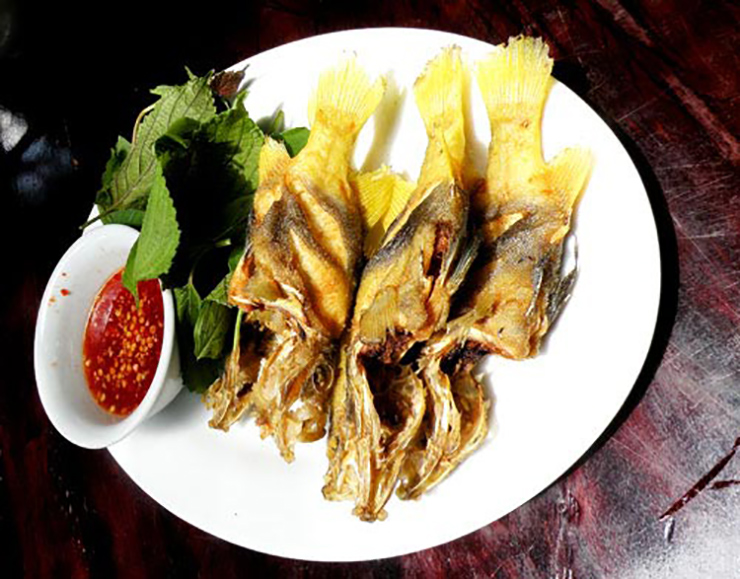 &nbsp;Lúc chế biến cá sơn gà không cần làm ruột, có thể làm thành các món: nấu canh lá giang, cháo cá, kho tộ, chiên vàng với tỏi, nướng muối ớt...
