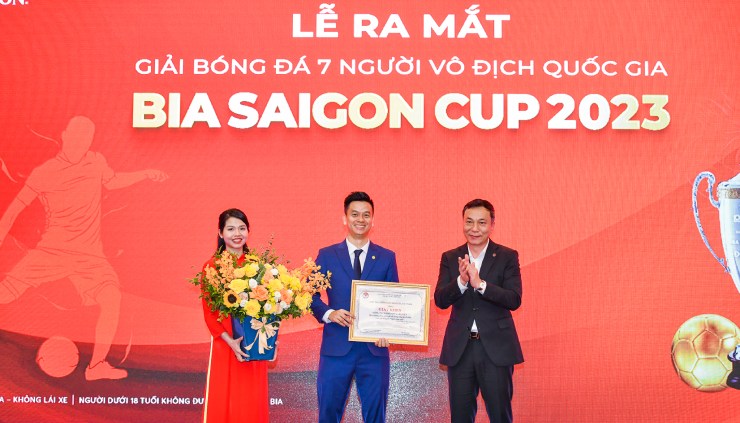 Ông Phạm Ngọc Tuấn nhận bằng khen từ Chủ tịch VFF&nbsp;vì những đóng góp to lớn cho sự phát triển bóng đá 7 người 10 năm qua - Ảnh ban tổ chức
