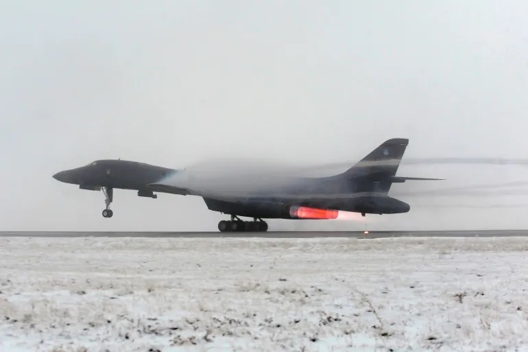 Nga điều chiến đấu cơ chặn 2 máy bay ném bom B-1B của Mỹ. Ảnh minh họa: Reuters