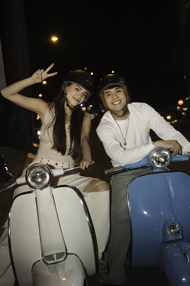 Bộ đôi vui vẻ chạy xe máy vào ban đêm