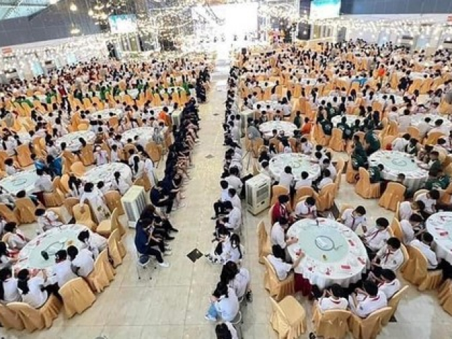 Giáo dục - du học - Xôn xao hình ảnh lễ tổng kết năm học "hoành tráng"