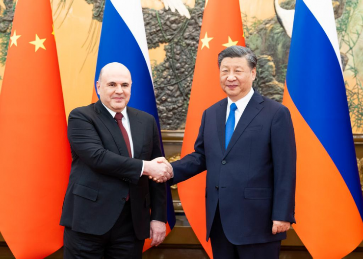 Chủ tịch TQ Tập Cận Bình (phải) và Thủ tướng Nga Mikhail Mishustin tại Đại lễ đường Nhân dân ở thủ đô Bắc Kinh (TQ) ngày 24-5. Ảnh: TÂN HOA XÃ