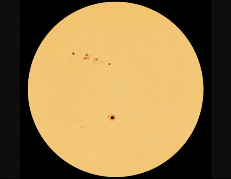 Vết đen Mặt Trời AR3310 lớn đến mức có thể nhìn thấy từ Trái Đất mà không cần kính viễn vọng. Ảnh: Newsweek