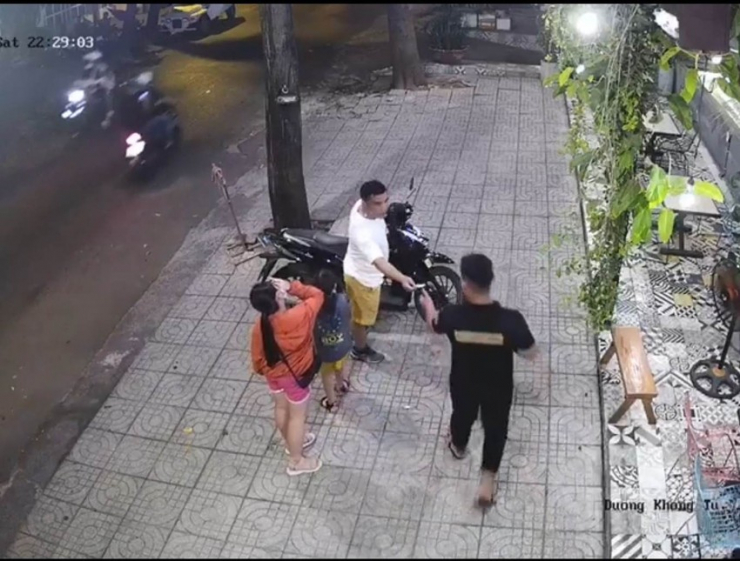 Người đàn ông nhặt được ví chị Nhung rời khỏi quán. Ảnh: Cắt từ clip