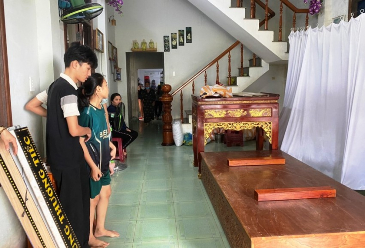 Hai đứa trẻ con chị Xinh đứng thẩn thờ vì mẹ mất, cha bị thương nặng. Ảnh: HẢI HIẾU