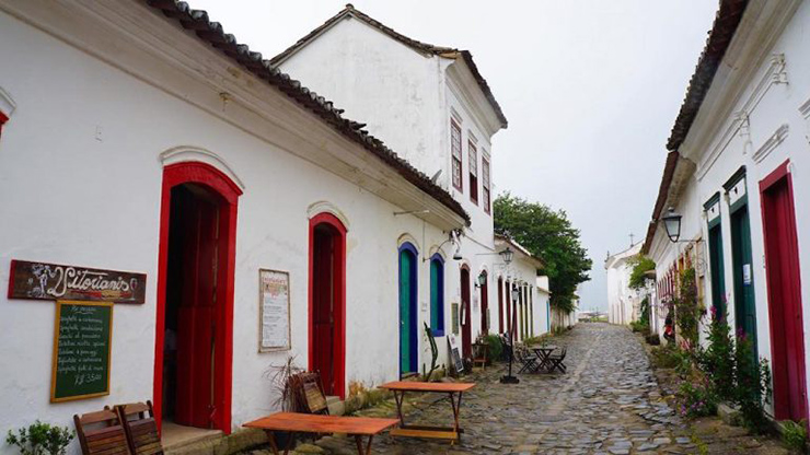 Paraty được bao bọc bởi những ngọn núi sừng sững trên bờ biển Costa Verde của Brazil và nằm ở vị trí đắc địa giữa Rio de Janeiro và São Paulo. Là nơi lý tưởng để kết thúc một chuyến đi, Paraty có rất nhiều điều thú vị với những con đường rải sỏi và nhiều tòa nhà tuyệt vời từ thế kỷ 17 và 18.
