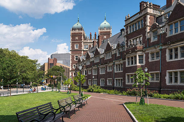 Trường có mối quan hệ mật thiết với thành phố Philadelphia, với nhiều chương trình và dự án quan trọng trong khu vực, bao gồm các chương trình giáo dục, y tế và phát triển kinh tế.
