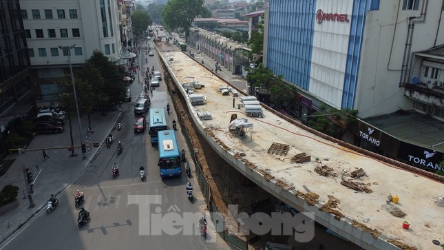 Toàn bộ mặt bằng cầu bên trên đã đổ, xây dựng xong, hiện các nhà thầu đang chuẩn bị thực hiện các hạng mục cuối cùng như làm bờ lan can, thảm nhựa mặt cầu.