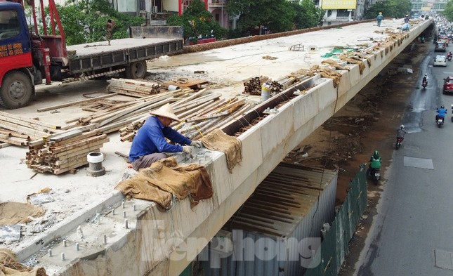Công việc trên mặt cầu đang được công nhân thực hiện mấy ngày qua là đắp bờ vỉa để dựng các thanh lan can hai bên cầu.