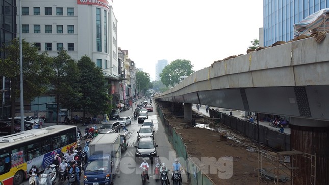 Trước tình trạng ùn tắc kéo dài trên đường Chùa Bộc - Phạm Ngọc Thạch, người tham gia giao thông tại đây đang mong cầu vượt hoàn thành từng ngày.