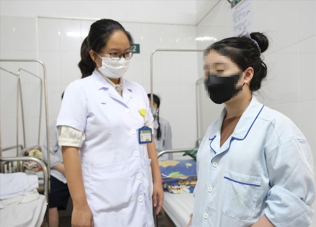 BSCK.II Bùi Nguyễn Hồng Bảo Ngọc, Viện Sức khỏe tâm thần (Bệnh viện Bạch Mai) thăm khám 1 bệnh nhân trẻ đang điều trị trầm cảm do mạng xã hội gây nên Ảnh: Châu Linh