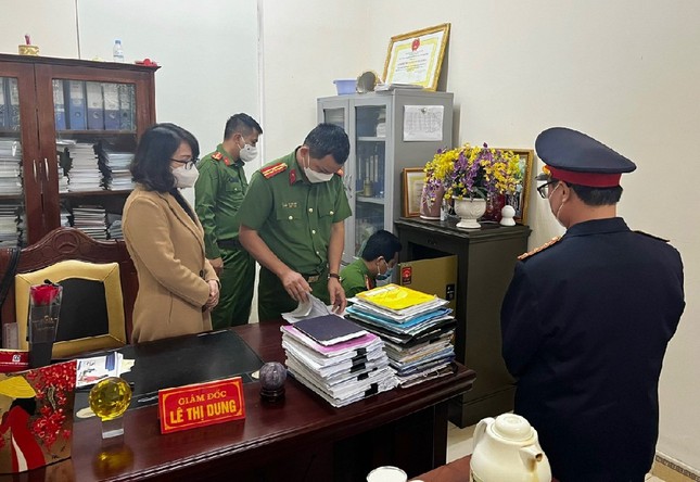 Cơ quan chức năng khám xét phòng làm việc bà Lê Thị Dung.