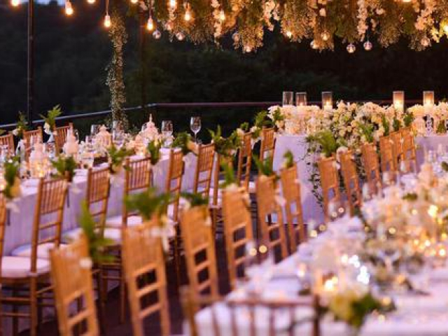 Chú rể được khen “giỏi chịu đựng” khi cô dâu dành hẳn một bàn riêng mời loạt bạn trai cũ đến dự đám cưới