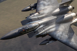 Media - Sức mạnh chiến đấu cơ F-15E Strike Eagle trang bị tên lửa, bom, súng bắn 6.000 phát/phút