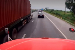 Ô tô - Clip: Ô tô sang làn bất cẩn va chạm với xe container