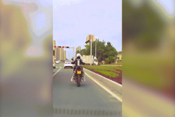 Xe máy - Xe đạp - Clip: Đây là cách dừng đèn đỏ của cô nàng "nấm lùn" đi xe phân khối lớn