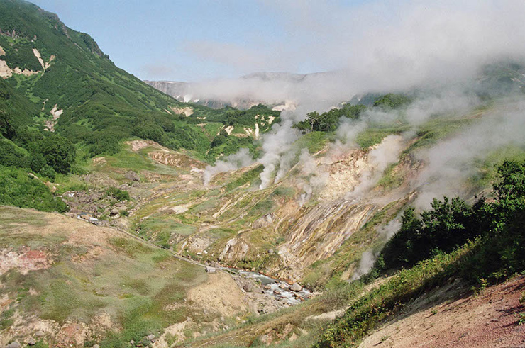 Nằm trên bán đảo Kamchatka ở Viễn Đông Nga, Valley of Geysers (hay&nbsp;Thung lũng của các mạch nước phun) là mạch nước phun lớn thứ hai trên thế giới. Valley of Geysers được phát hiện vào năm 1941 bởi nhà khoa học địa phương Tatyana Ustinova. Kể từ đó, nó trở thành một điểm thu hút khách du lịch nổi tiếng ở Kamchatka.
