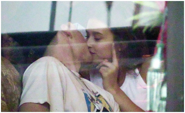 Paparazzi đã chụp được hình ảnh "cậu cả nhà Beckham" khóa môi người mẫu Lexi Wood năm 2018.
