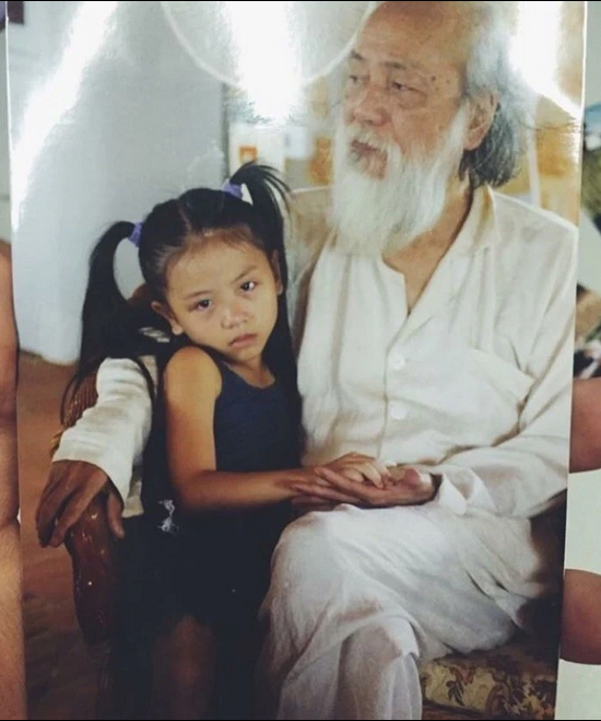 Tô Sa ngày bé chụp cùng ông ngoại Văn Như Cương.