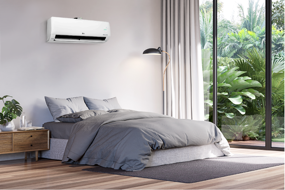 Hãy làm sạch màng lọc bằng máy hút bụi cầm tay hoặc chổi mềm, tránh dùng nước rửa trực tiếp sẽ gây hư hỏng nghiêm trọng. Thao tác vệ sinh màng lọc cần được diễn ra định kỳ mỗi tháng một lần nhé!