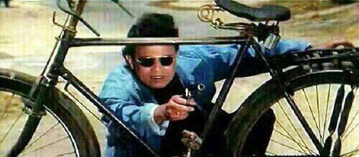 Trốn sau xe đạp để tránh đạn chắc chỉ có thể là cảnh trong phim Ấn Độ.
