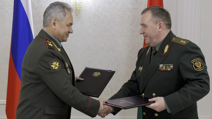 Bộ trưởng Quốc phòng Nga Sergei Shoigu (trái) và Bộ trưởng Quốc phòng Belarus Viktor Khrenin trong cuộc gặp ở thủ đô Minsk (Belarus) ngày 25-5. Ảnh: AP