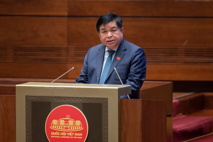 Bộ trưởng Bộ Kế hoạch và Đầu tư Nguyễn Chí Dũng trình bày tờ trình. Ảnh: Phạm Thắng