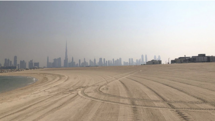 Một bãi cát trống ở Dubai vừa được bán với giá&nbsp;hơn 34 triệu USD. Ảnh: CNN