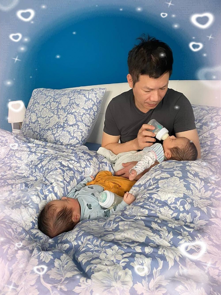 Như những ông bố khác, bên cạnh những lúc làm việc, Shark Hưng còn phải đảm nhiệm thêm một vai trò thiêng liêng ngoài giờ - làm ông bố bỉm sữa. Ngay sau khi đăng tải, bức ảnh đã nhanh chóng nhận được nhiều lượt tương tác của người dùng mạng xã hội.