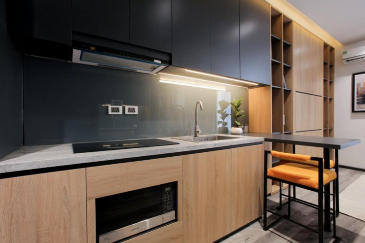 Căn bếp cũng được vợ chồng người đẹp trang hoàng không quá cầu kỳ, phù hợp với mục đích và nhu cầu sử dụng.