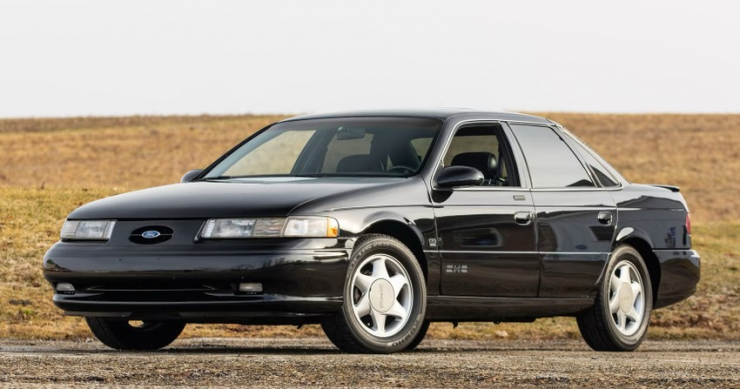 Ford Taurus SHO có giá gần 220 triệu đồng. Ảnh: Hotcars.