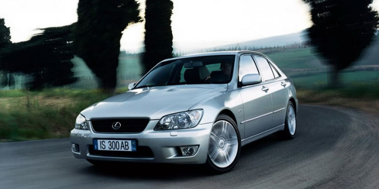 Lexus IS300 có giá 335 triệu đồng. Ảnh: Hotcars.