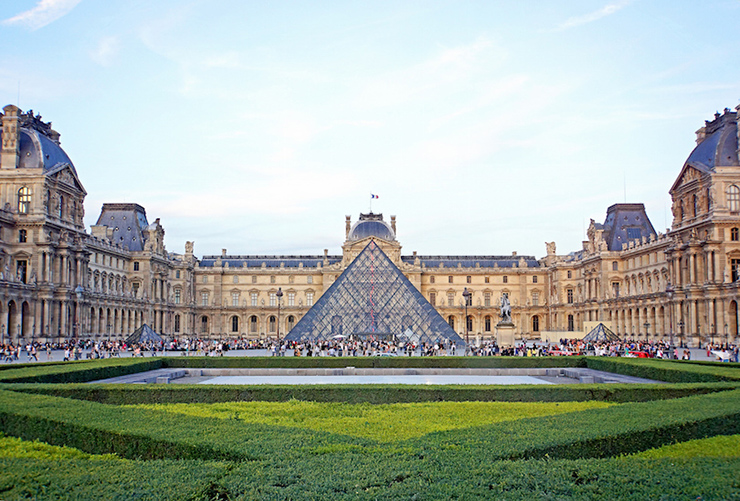 Bảo tàng Louvre ở Paris là một trong những bảo tàng nghệ thuật lớn nhất và được ghé thăm nhiều nhất trên thế giới. Bảo tàng mở cửa vào năm 1793 và nằm trong Cung điện Louvre, một cung điện hoàng gia cũ. Kim tự tháp bằng kính nổi tiếng ở sân chính của cung điện Louvre được xây dựng vào năm 1989 và đóng vai trò là lối vào chính của bảo tàng.

