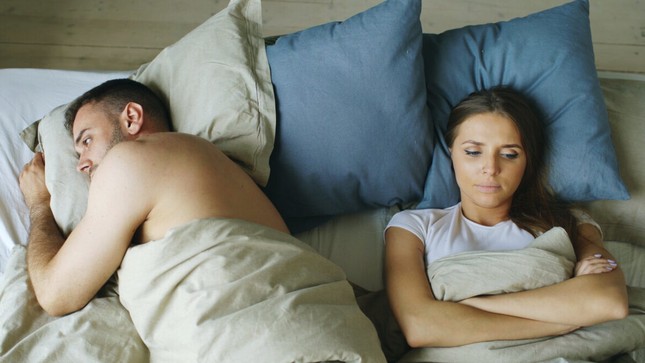 Thiếu trao đổi thông tin thầm kín đẩy vợ chồng ngày càng xa nhau.